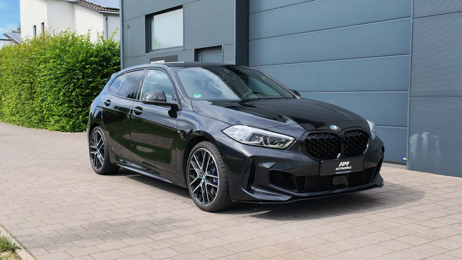 BMW M135i Schwarz Metallic — Hauptansicht
