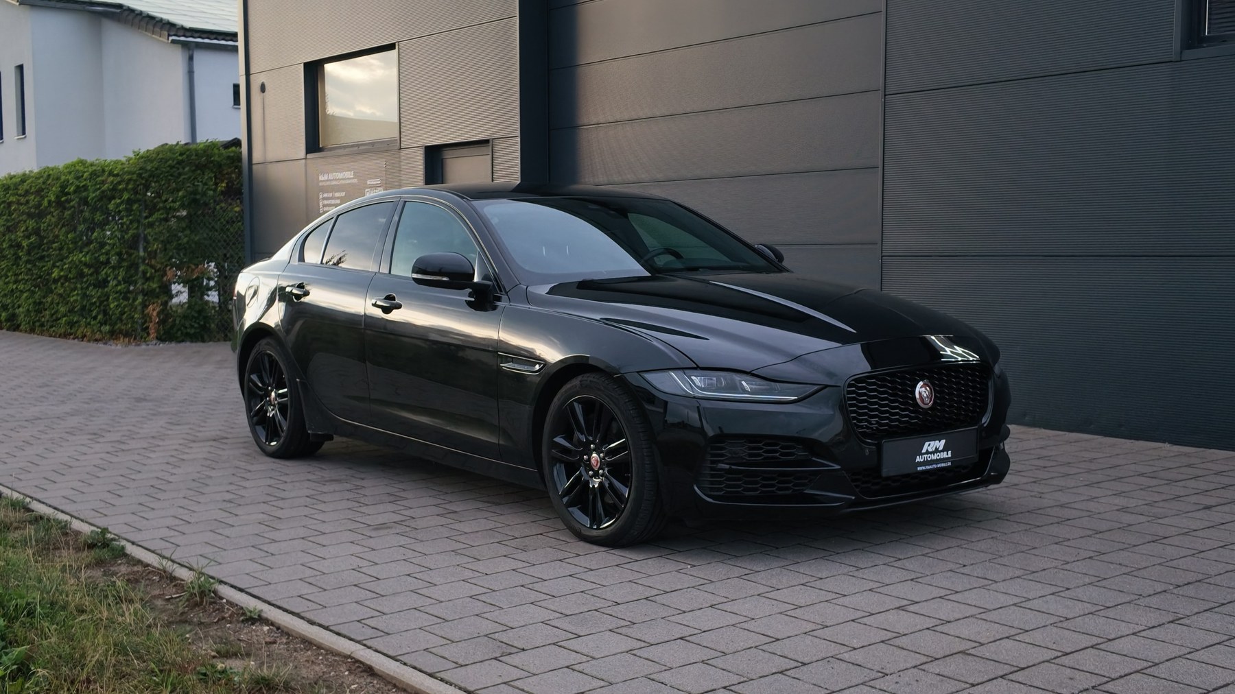 JAGUAR XE Schwarz — Hauptansicht