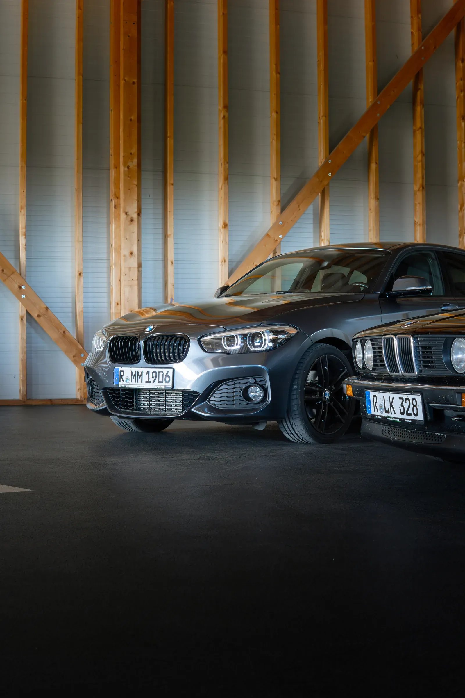 R&M Automobile — Fahrzeugbestand vor der Halle in Hemau
