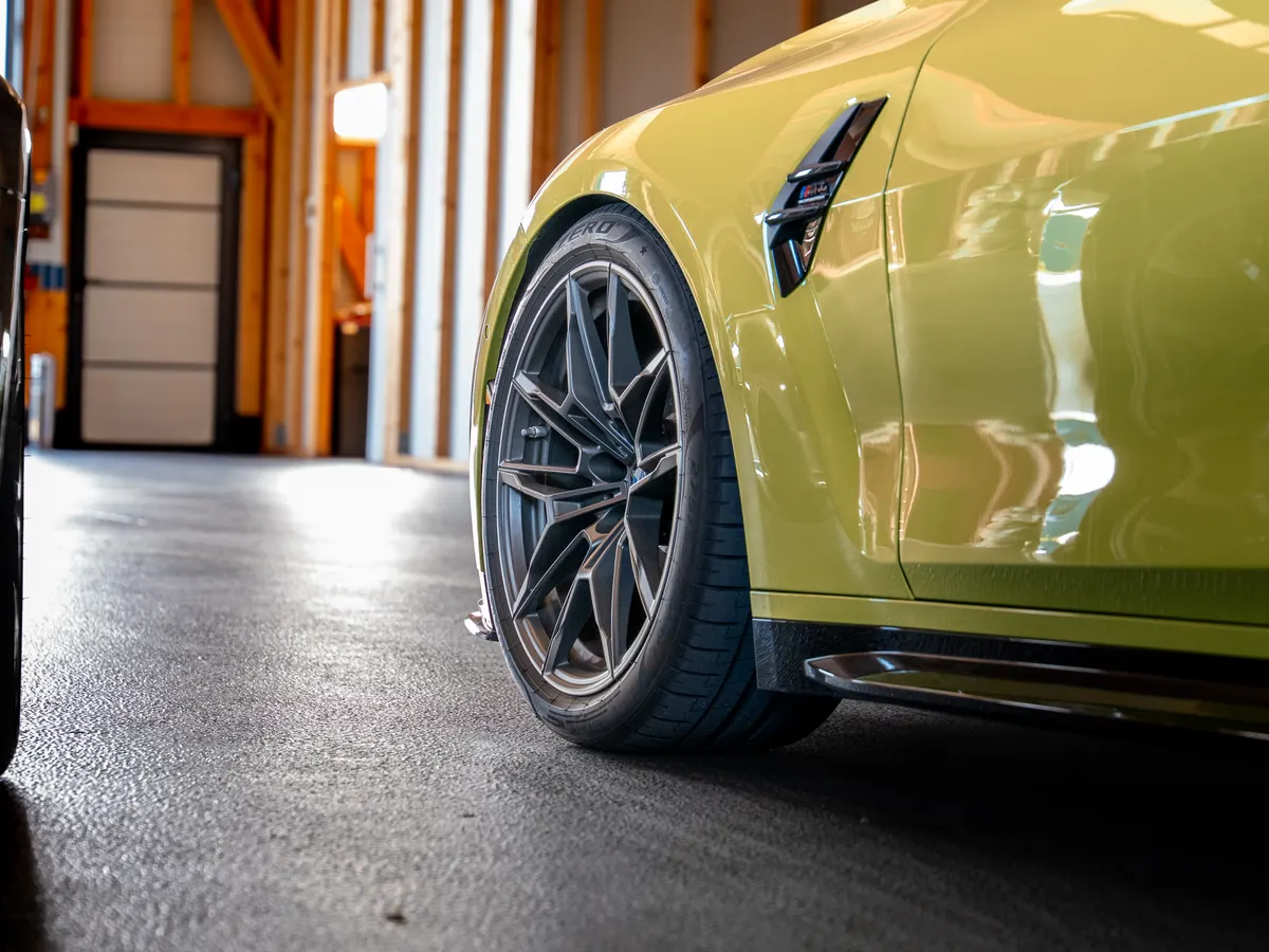 Rad, Reifen und Bremse eines geprüften Fahrzeugs in der Halle von R&M Automobile in Hemau