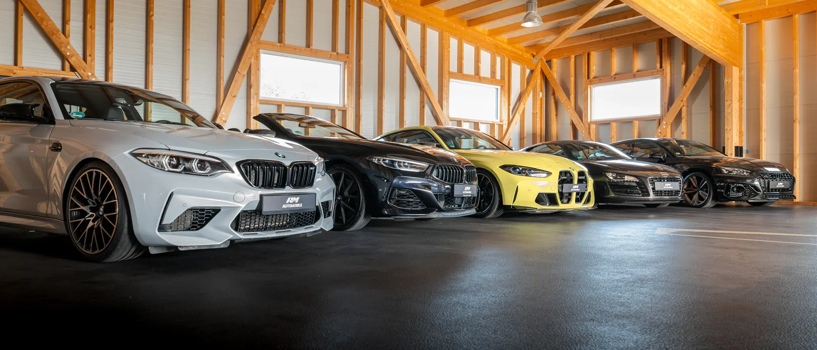 Fahrzeugbestand in der Halle von R&M Automobile in Hemau