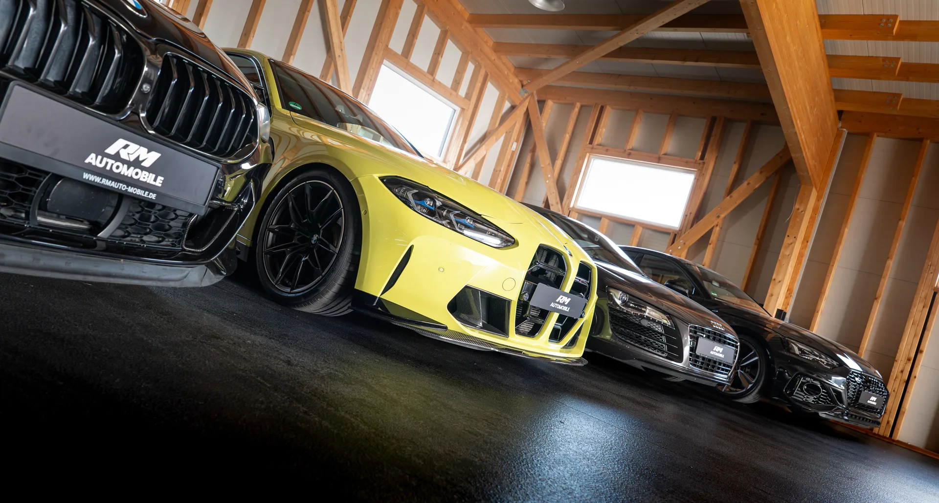 Fahrzeuge von R&M Automobile in der Halle in Hemau: BMW M4 Competition, BMW 8er und Audi R8