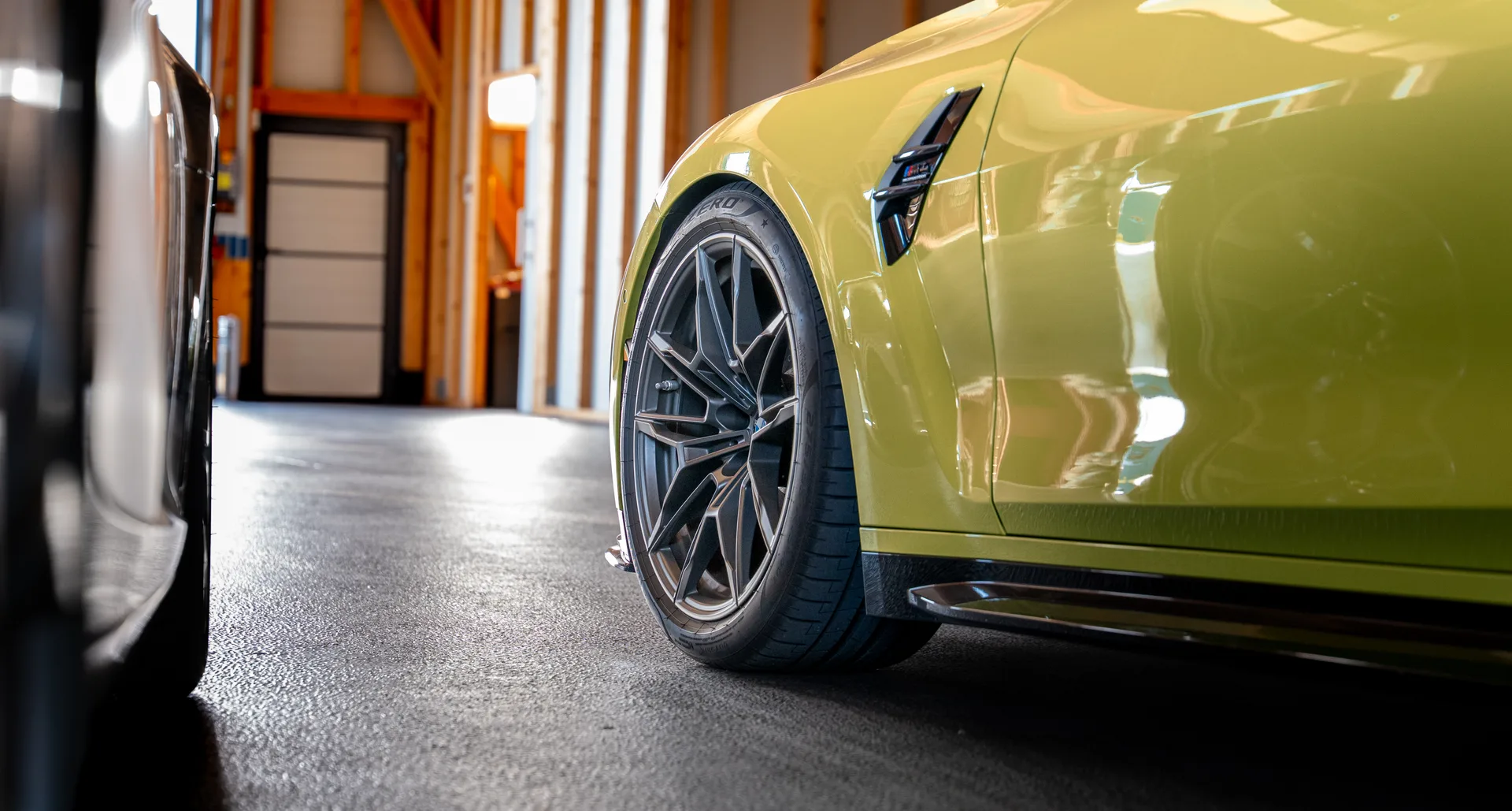 Gelber BMW M4 Competition in der Halle von R&M Automobile in Hemau