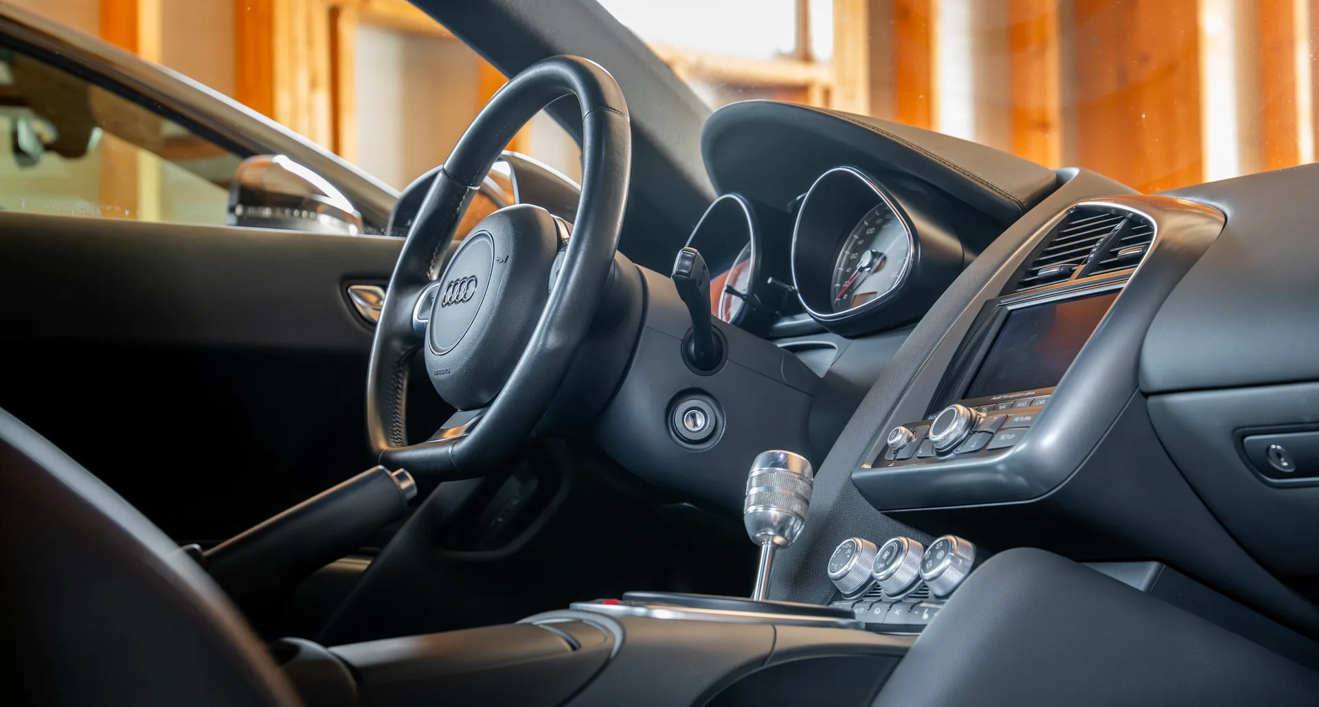 Cockpit eines Audi R8 aus dem Bestand von R&M Automobile