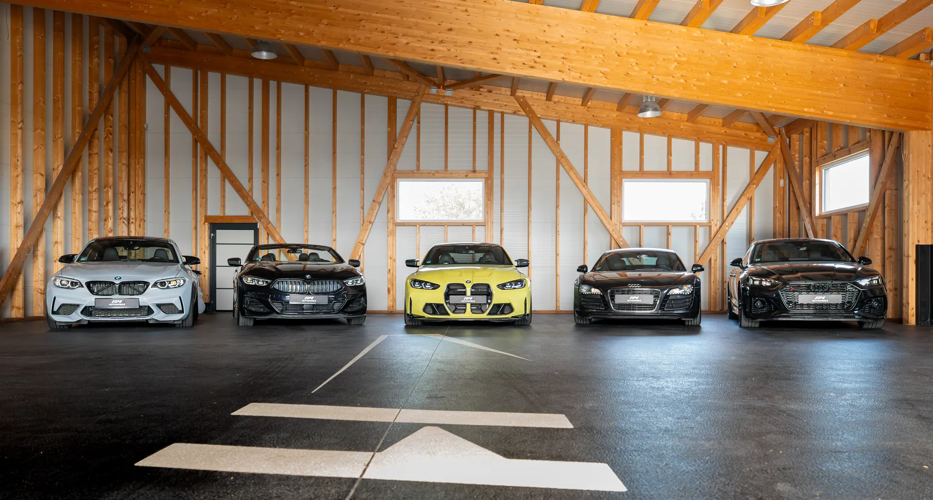 Fahrzeuge von R&M Automobile in der Halle in Hemau: BMW M2, BMW 8er Cabrio, BMW M4 Competition, Audi R8 und Audi RS5