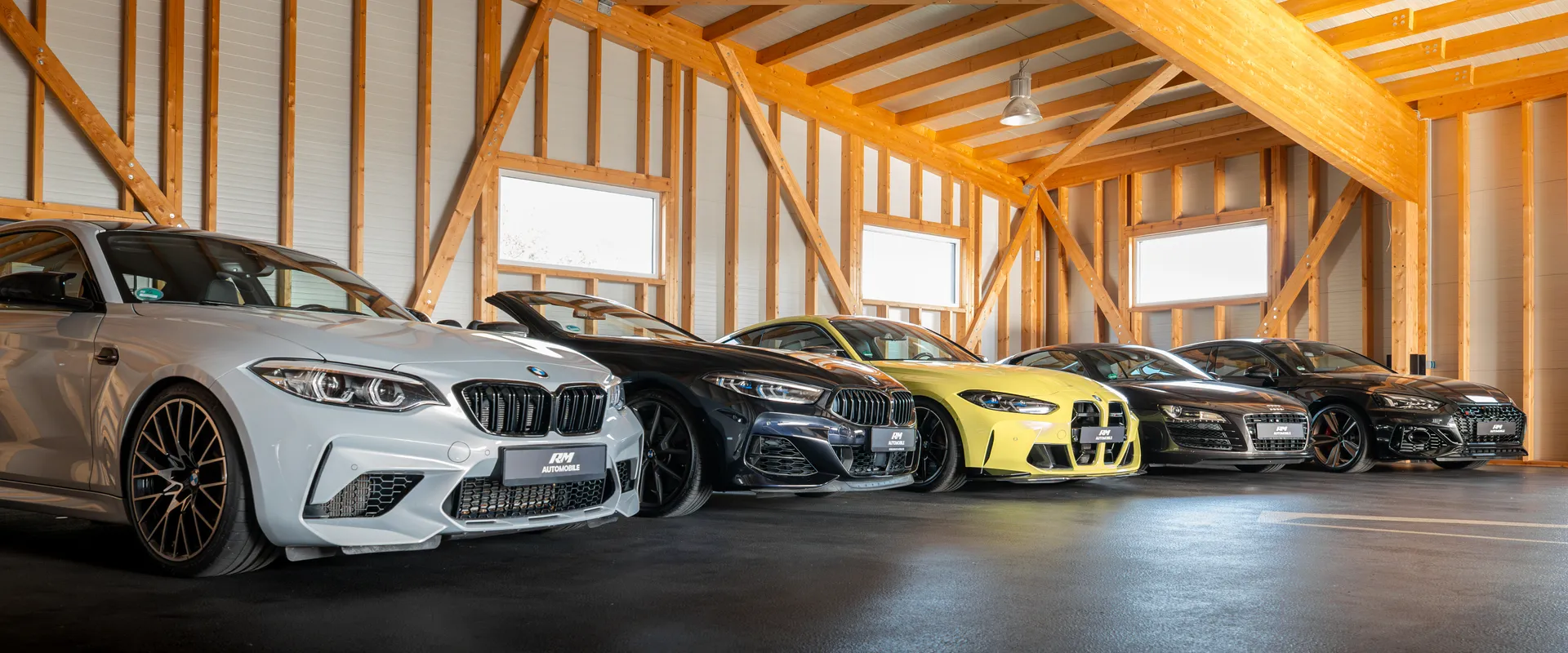 Fahrzeuge in der Halle von R&M Automobile in Hemau, in der Kommissionsfahrzeuge untergebracht sind