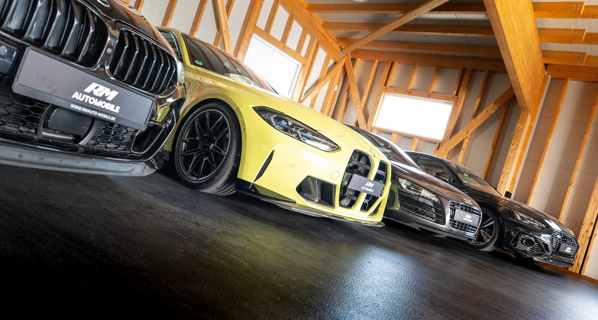 BMW M4 Competition und weitere Fahrzeuge in der alarmgesicherten Halle von R&M Automobile in Hemau