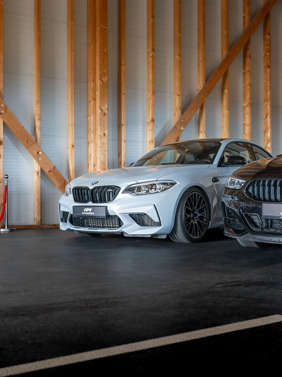 BMW M2 Competition in der Halle von R&M Automobile, Am Gewerbebogen 11 in Hemau