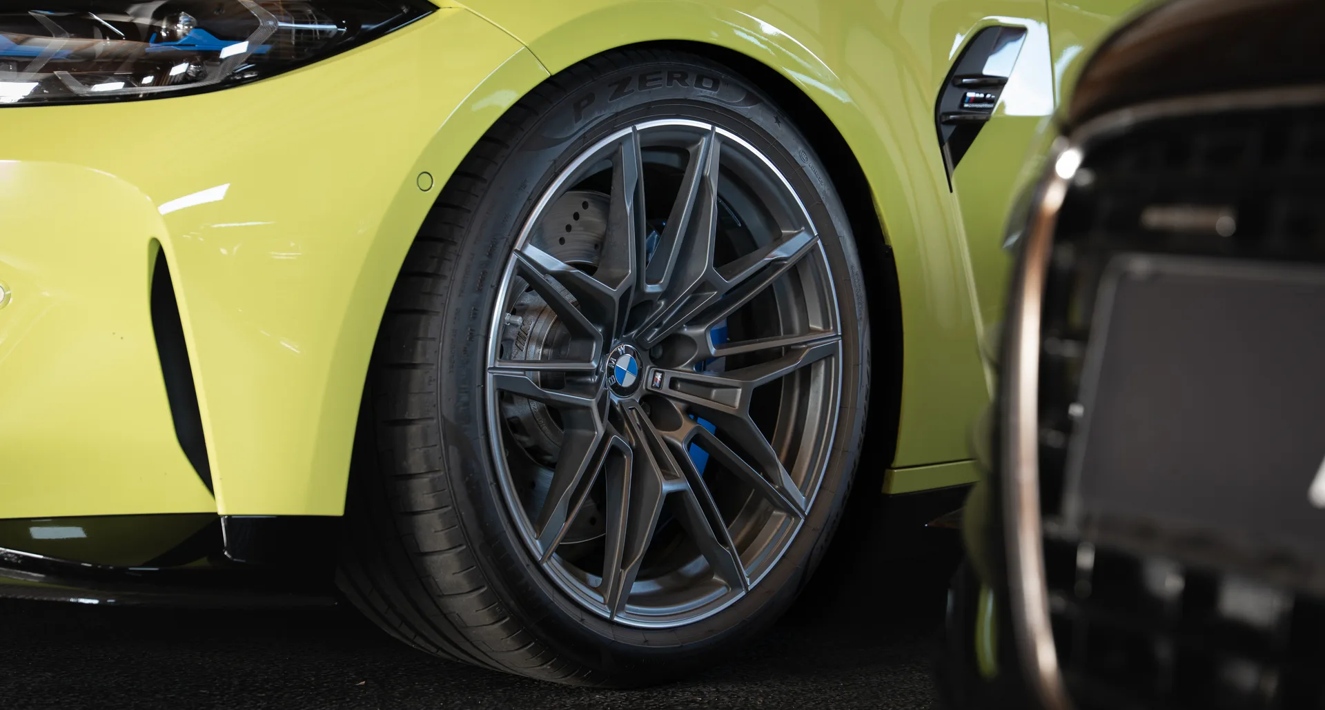 Vorderrad eines BMW M4 Competition aus dem Bestand von R&M Automobile